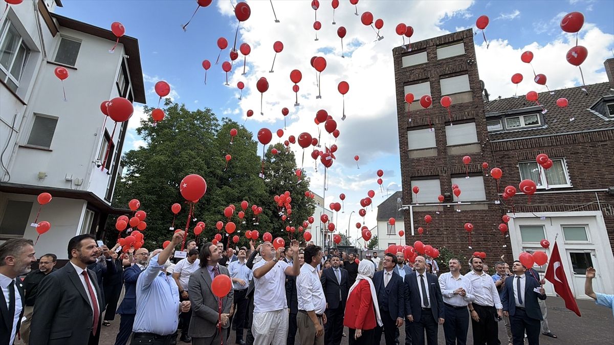 Köln'de 15 Temmuz anması: Şehit balonları gökyüzünde