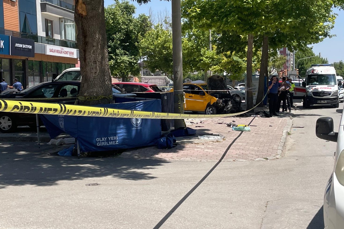 Konya'da kahreden kaza: Ticari taksi, kaldırımdaki anne-kızı hayattan kopardı