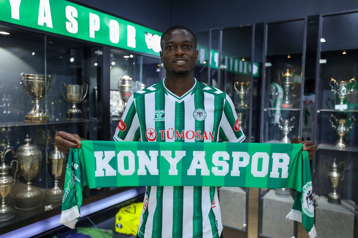 Konyasporlu futbolcu Ebrima Colley imza atarken