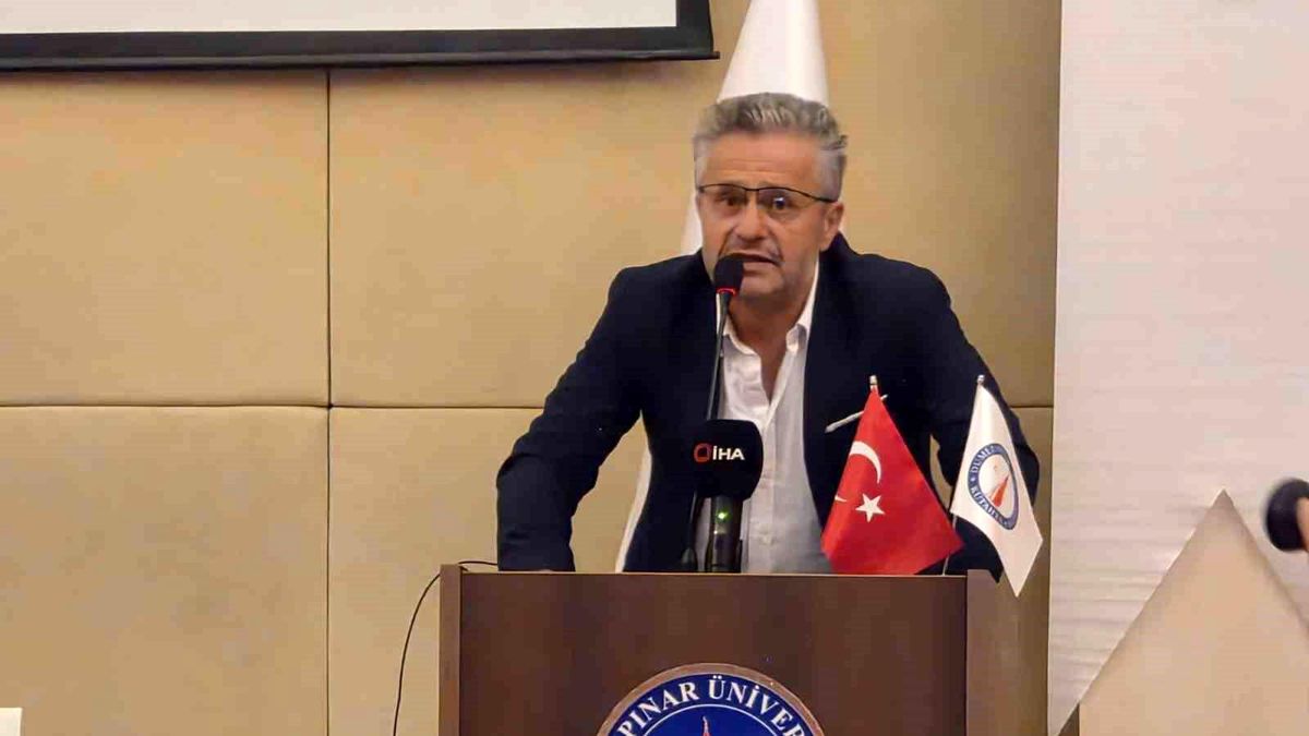 Kütahya Dumlupınar Üniversitesi'nde 15 Temmuz Demokrasi ve Milli Birlik Günü konulu konferans düzenlendiği anı gösteren bir fotoğraf.