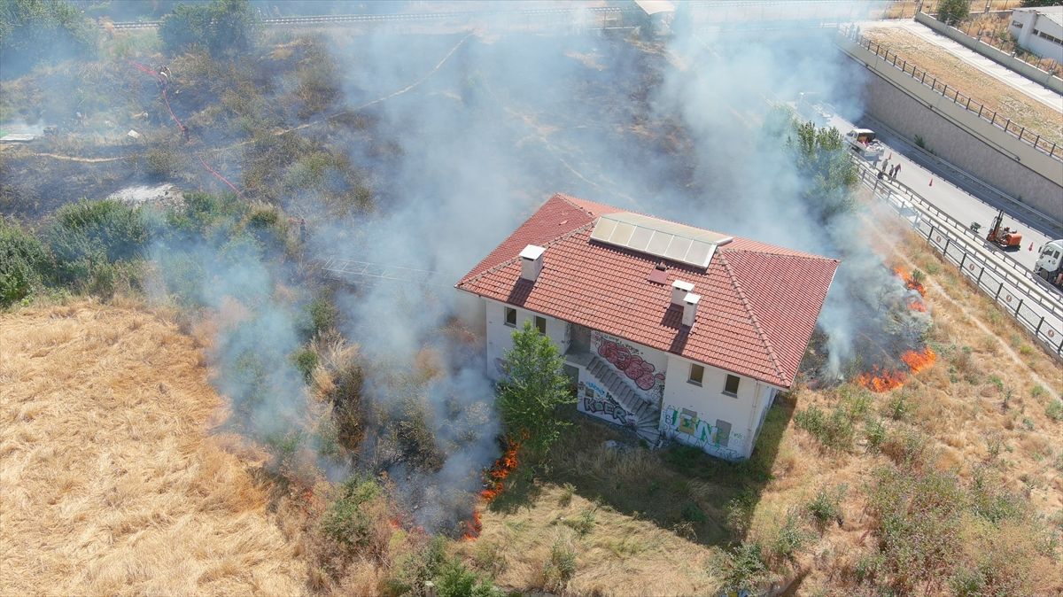 Kütahya'da ot yangını söndürme çalışmaları.