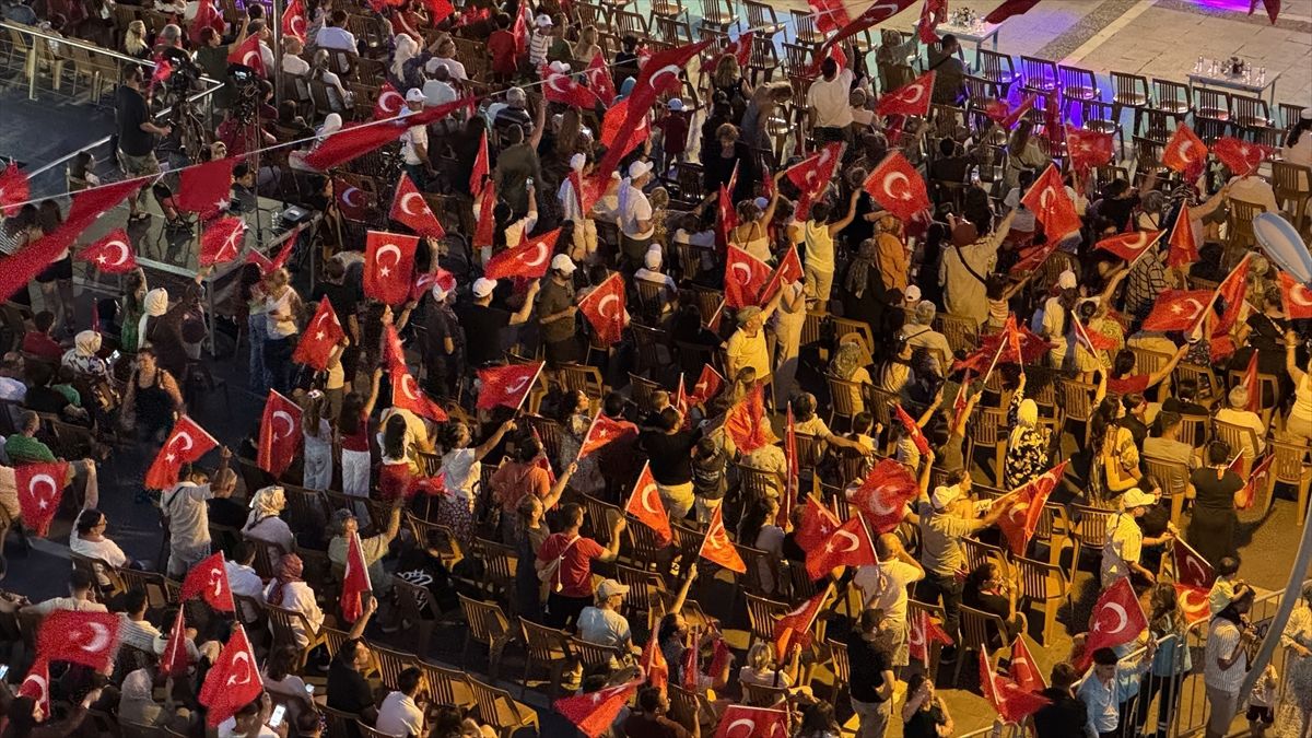 Marmaris'te 15 Temmuz Demokrasi ve Milli Birlik Günü kapsamında düzenlenen milli birlik korteji ve yürüyüşünden bir görüntü.