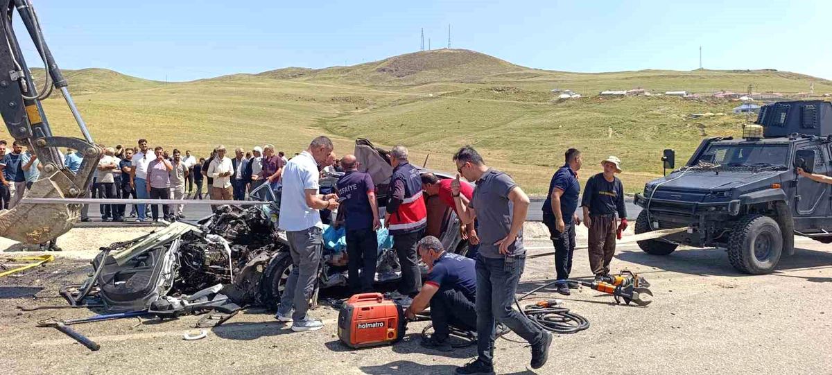 Muş'ta kamyonla otomobil çarpıştı: 2 ölü, 1 yaralı