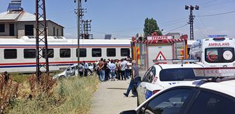 Muş'ta yolcu treninin çarptığı otomobildeki 3 kişi yaralandı