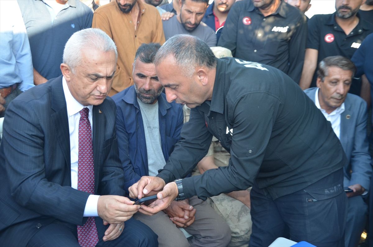 Muş Valisi Çakır, 10 yaşındaki çocuğun kaybolduğu Murat Nehri'ndeki arama çalışmalarını inceledi