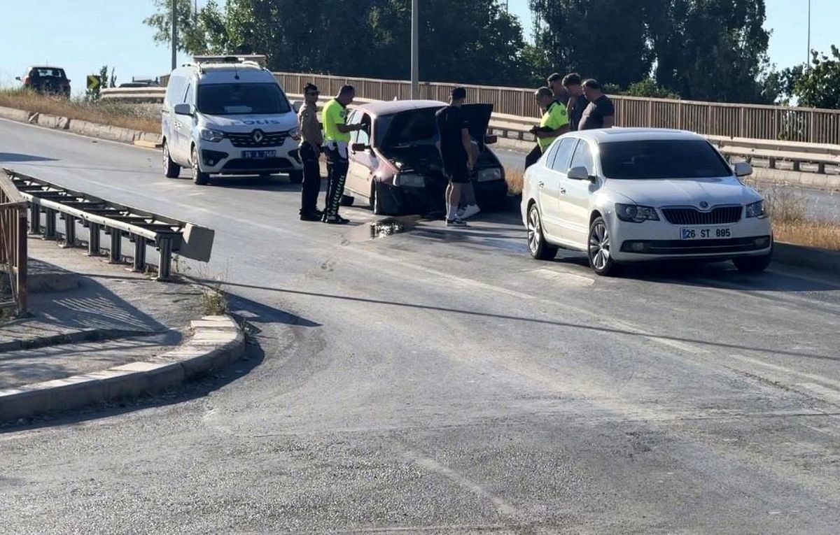 Eskişehir'de refüje çıkan otomobilin yola sızan yağı.