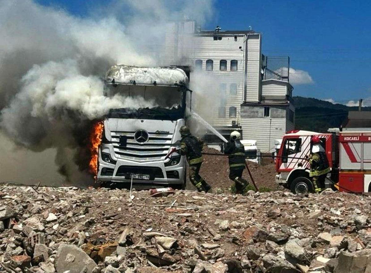 Park halindeki çekici alevlere teslim oldu