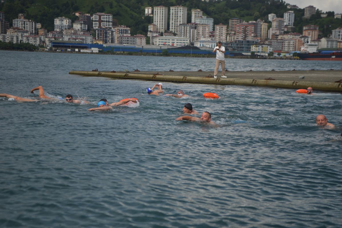 15 Temmuz Anısına Rize’de 17 Kişi Dalgalı Denizde 4 Kilometre Yüzdü