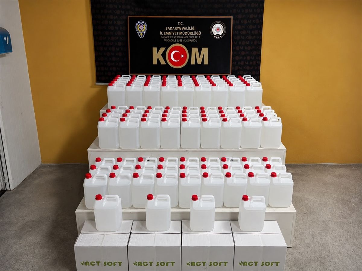 Sakarya'da otoyolda durdurulan kamyonda 1 ton etil alkol ele geçirildi