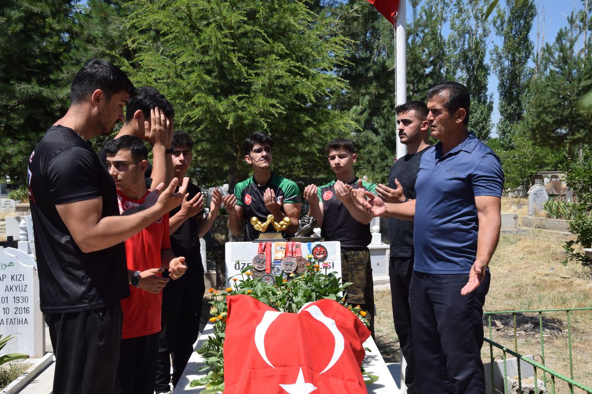 Şehit Özel Harekat Polisi Halil Hamuryen'in mezarı başında anma töreni.