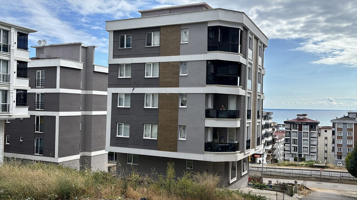 Samsun'da inşaat kazısı sırasında duvarlarında çatlak ve çökme oluşan 5 katlı bina tahliye edildi