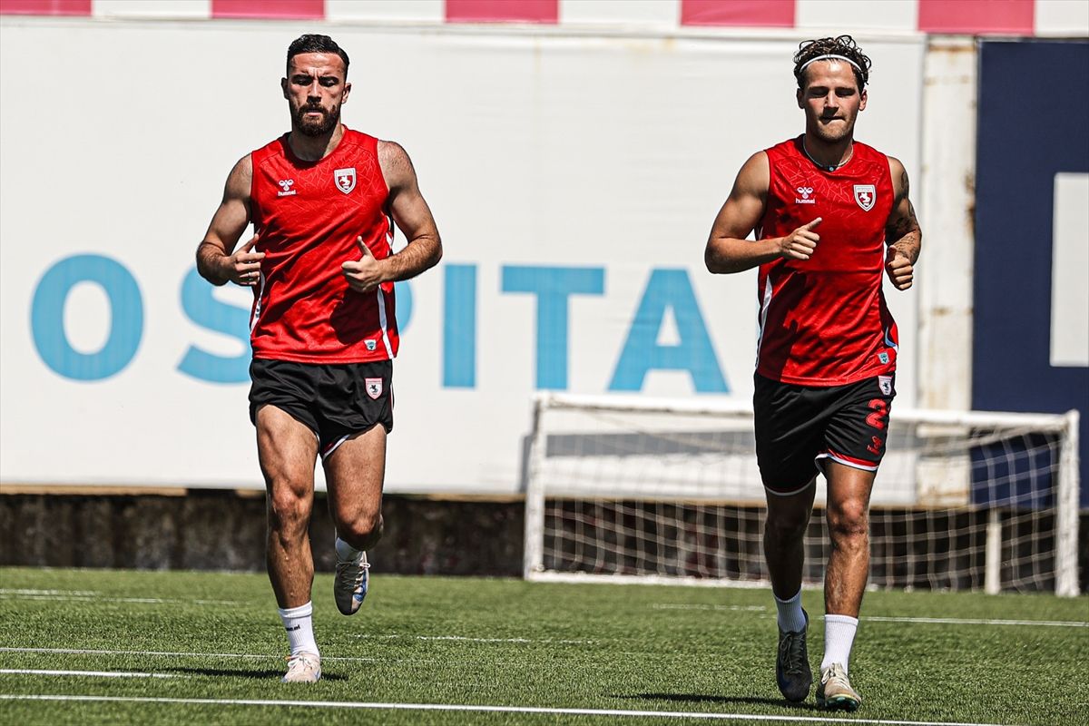 Samsunsporlu futbolcuların antrenman sırasında koşu testi yaptığı an.