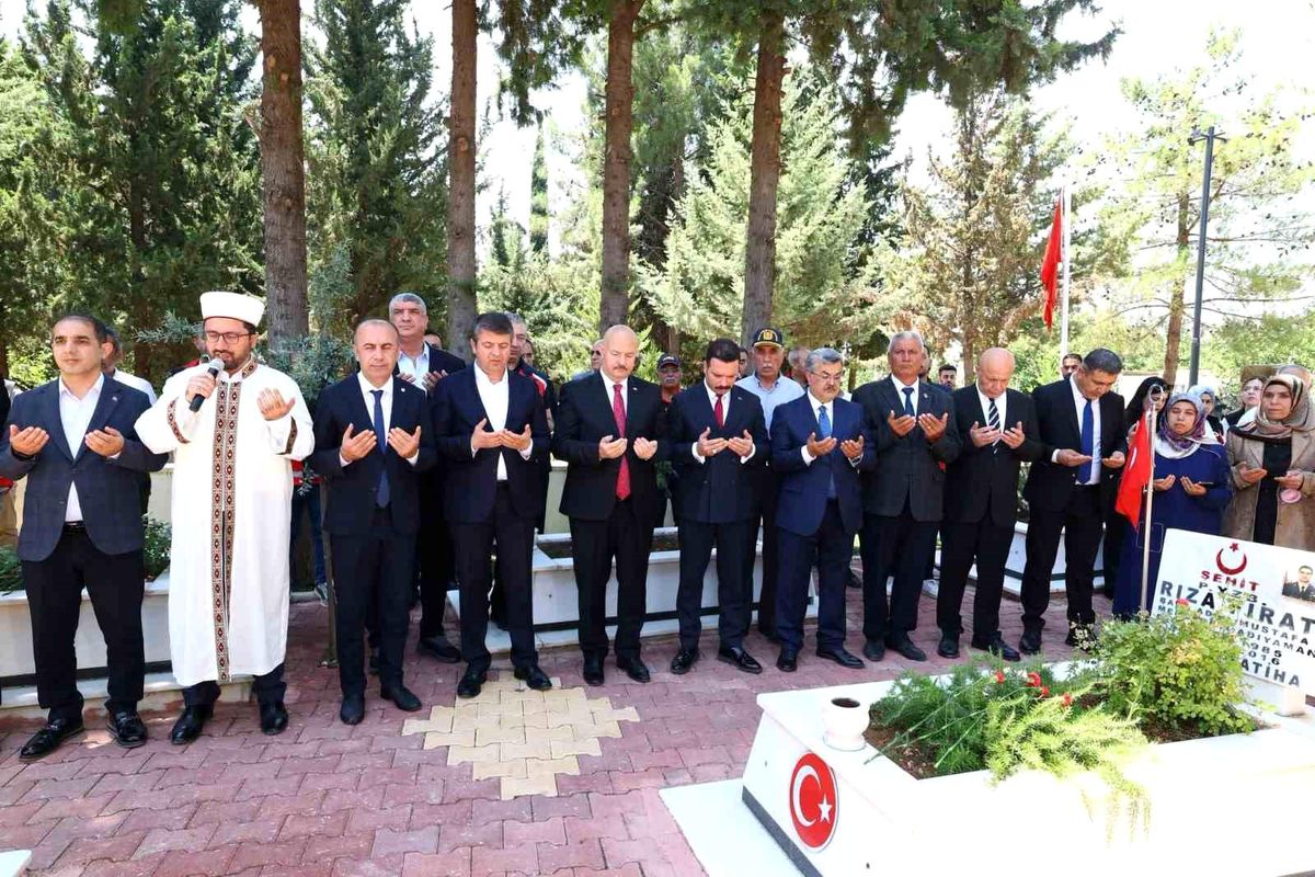 Adıyaman Valisi Abdullah Küçük, şehit aileleri ve gazilerle yemekte sohbet ediyor.