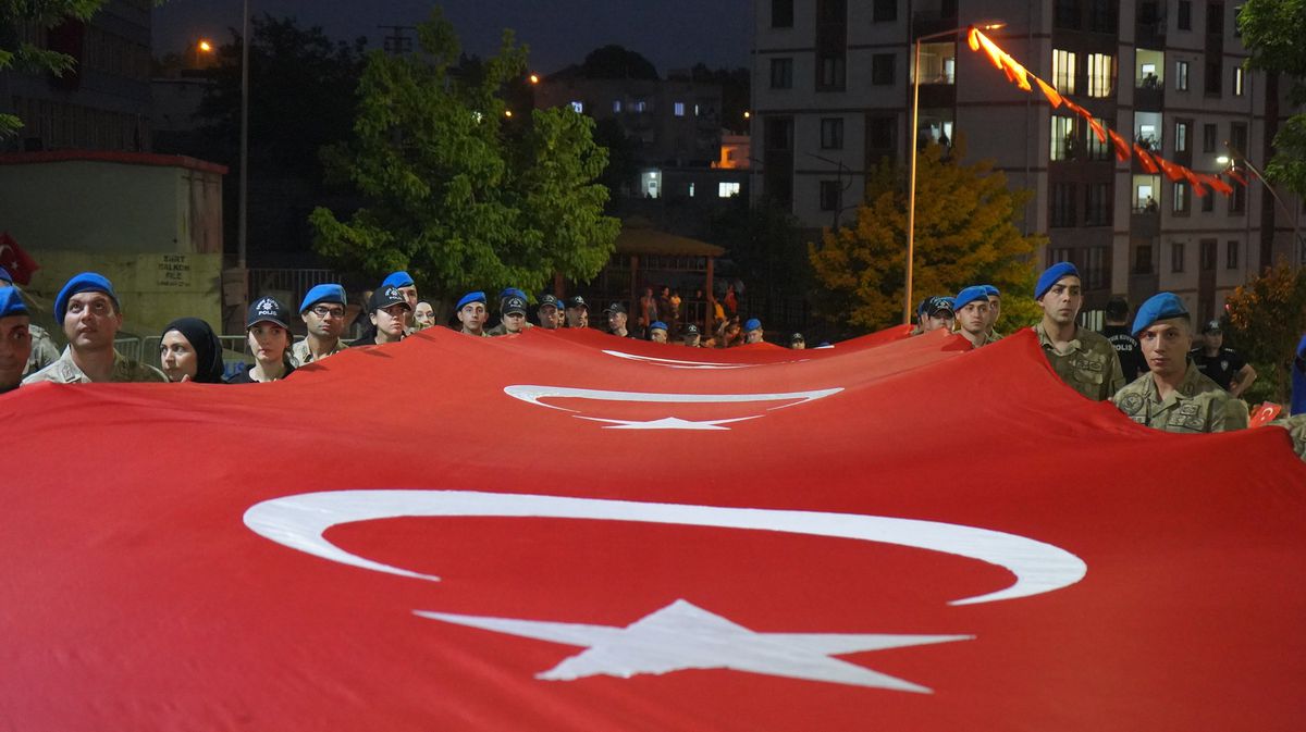 Şırnak'ta 107 metrelik bayrakla 15 Temmuz yürüyüşü
