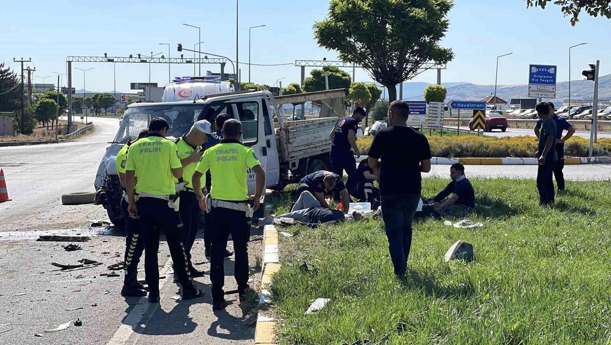 Sivas'ta kamyonetler çarpıştı: 5 yaralı