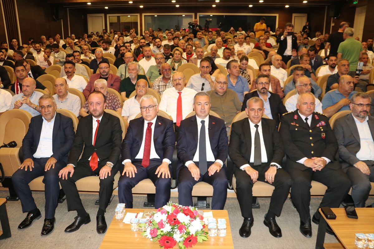 Sivasspor Kulübü binası önünde çekilmiş bir fotoğraf.
