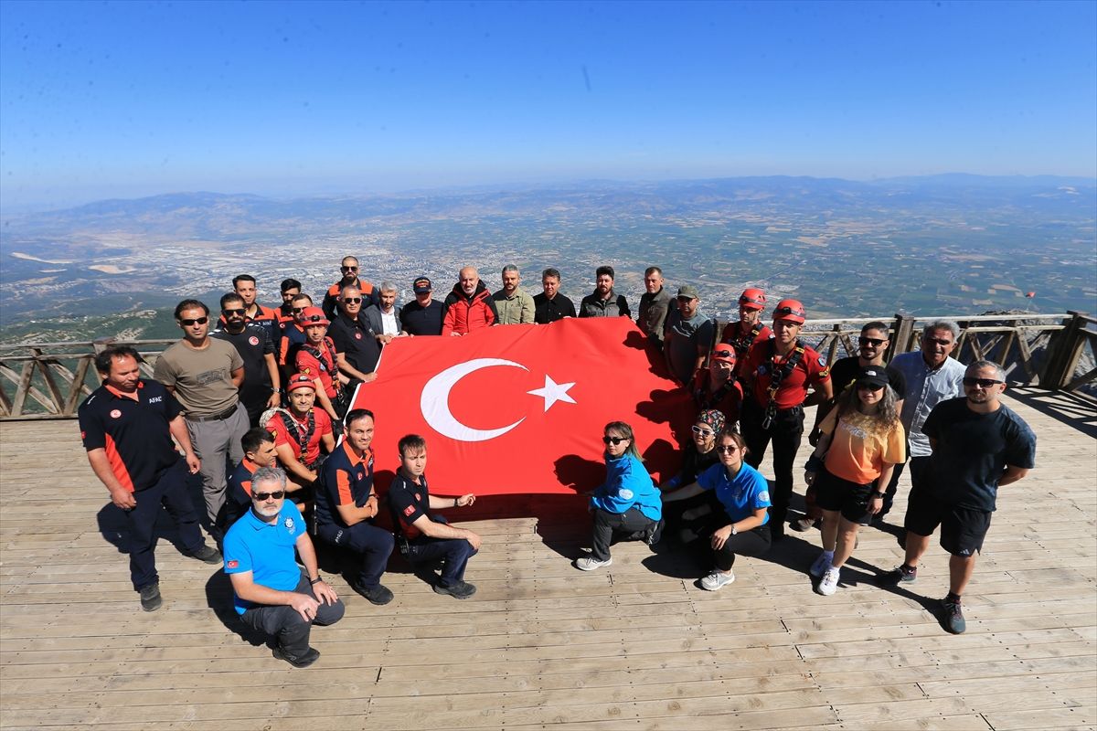 Spil Dağı'nın zirvesinde dalgalanan Türk bayrağı