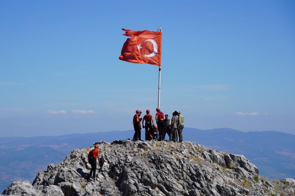 Spil Dağı'nda 15 Temmuz Demokrasi ve Milli Birlik Günü anma töreninde Türk bayrağının göndere çekilmesi.