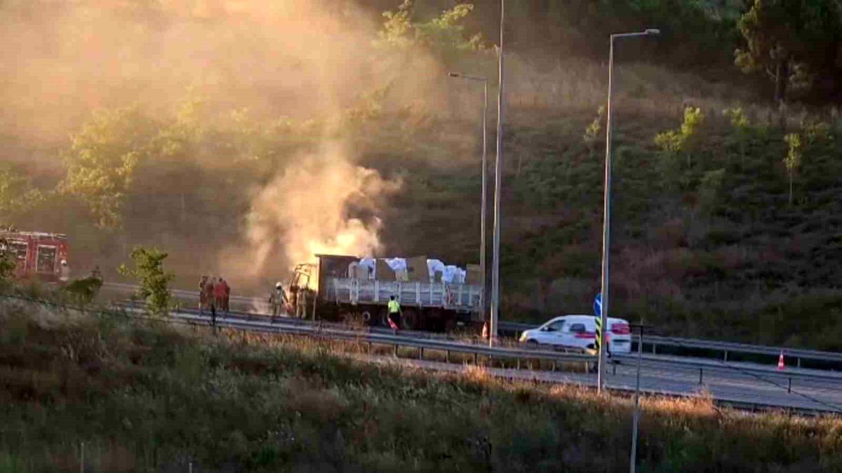 Sultangazi'de malzeme yüklü kamyon alev alev yandı