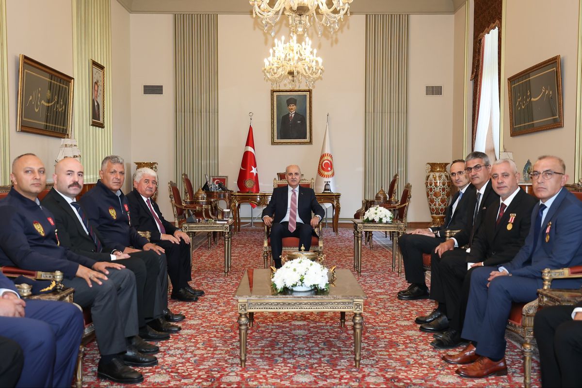 TBMM Başkanı Numan Kurtulmuş, 15 Temmuz gazilerine teşekkür beratı takdim ederken
