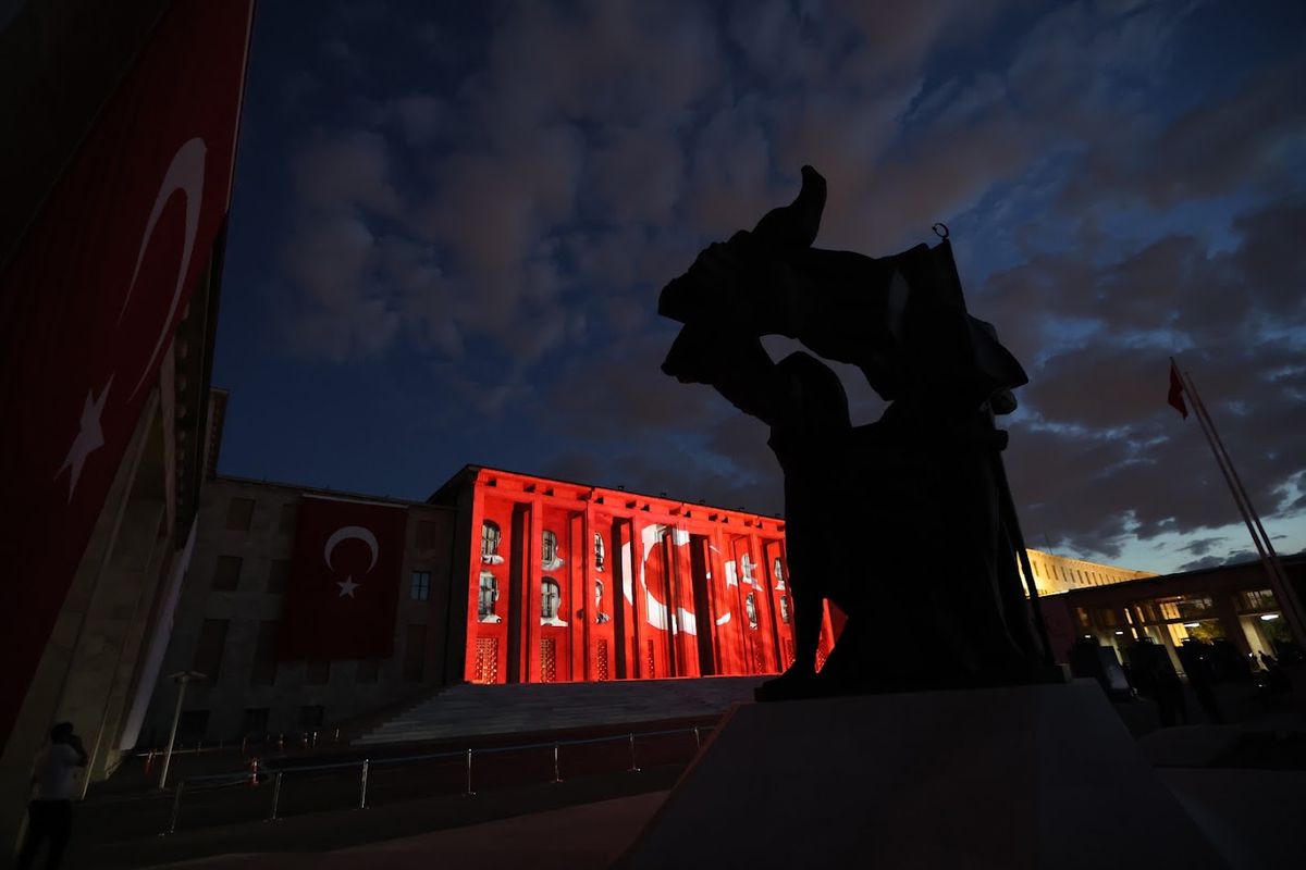 TBMM binasına yansıtılan Türk bayrağı ve 15 Temmuz şehitlerinin fotoğrafları