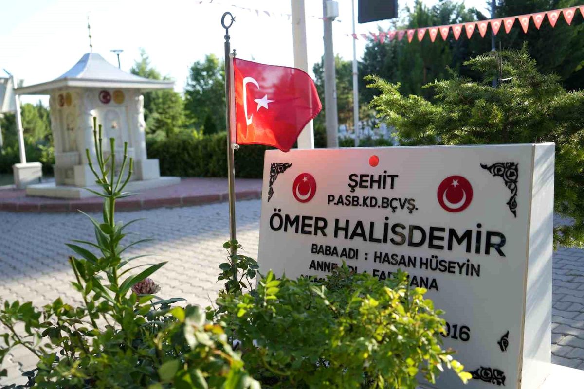 15 Temmuz'un 10. yılında şehit Ömer Halisdemir kabri başında anıldı