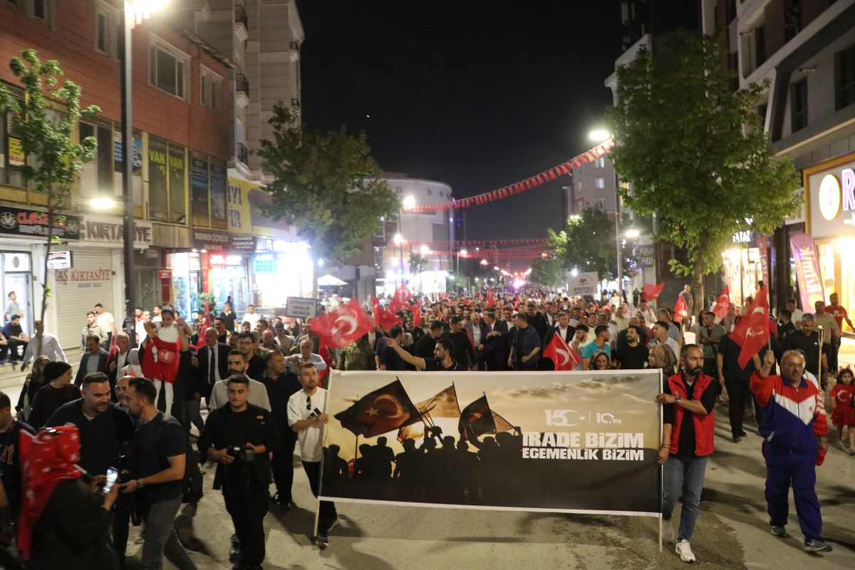 Van'da 15 Temmuz Demokrasi ve Milli Birlik Günü kapsamında düzenlenen yürüyüşten bir görüntü.