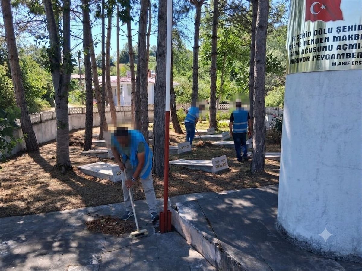Şehitlikte temizlik ve bakım çalışması