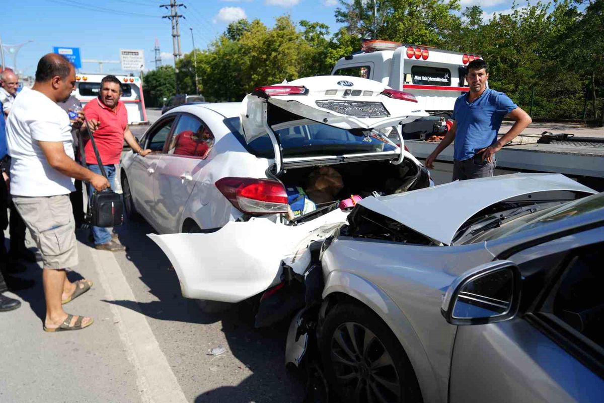 Kocaeli D-100 Karayolu'nda meydana gelen zincirleme trafik kazası sonrası araçlar