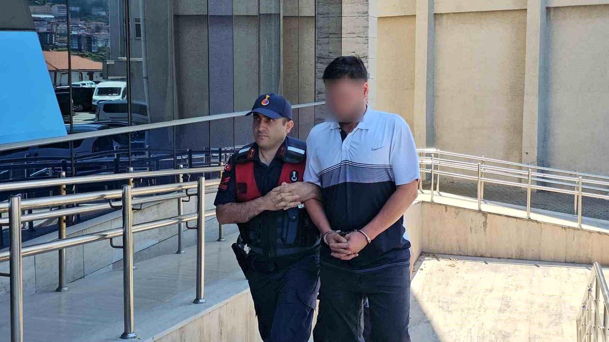 Zonguldak'ta meydana gelen trafik kazasında hasar gören araçlar.