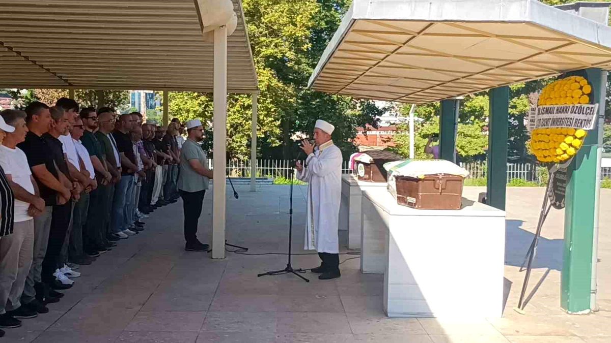 Zonguldak Kozlu'da meydana gelen trafik kazası sonrası olay yeri.
