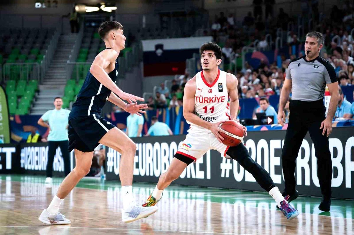 Türkiye U20 Basketbol Takımı oyuncuları maç sırasında