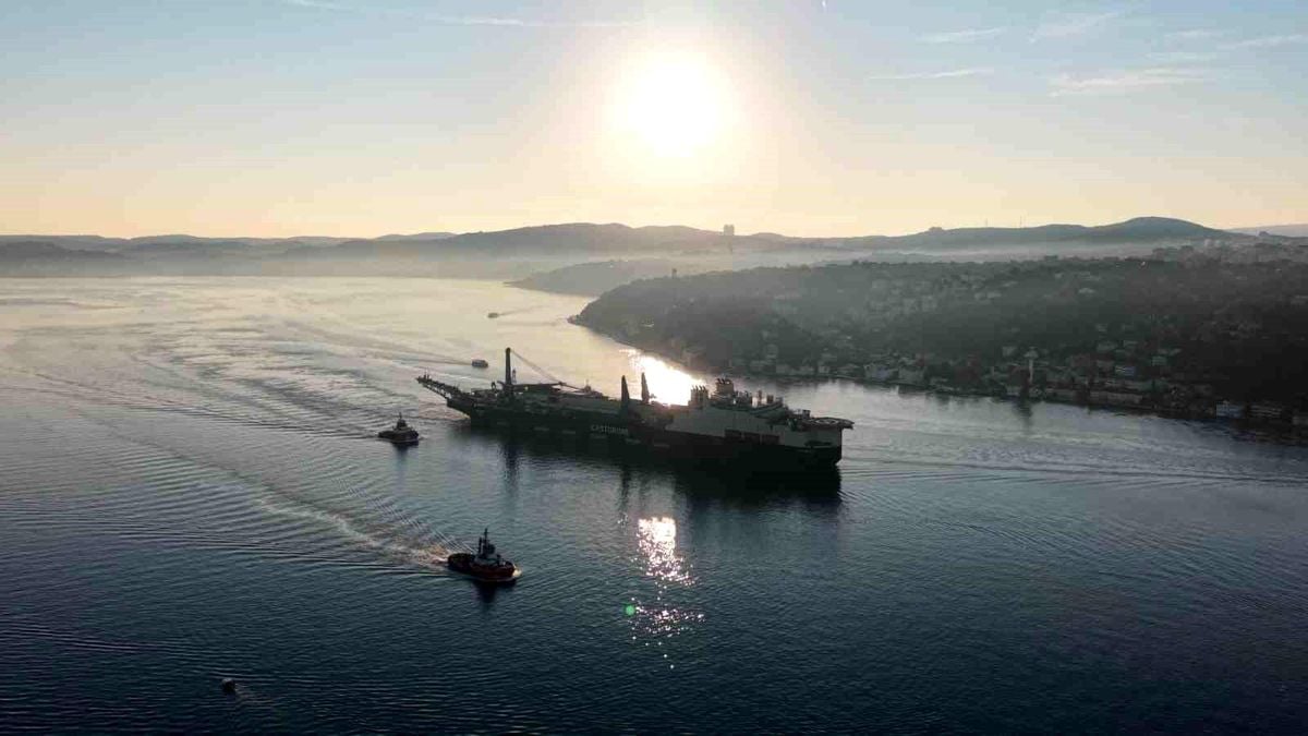 325 metrelik dev boru döşeme gemisi İstanbul Boğazı'ndan geçiş yaptı