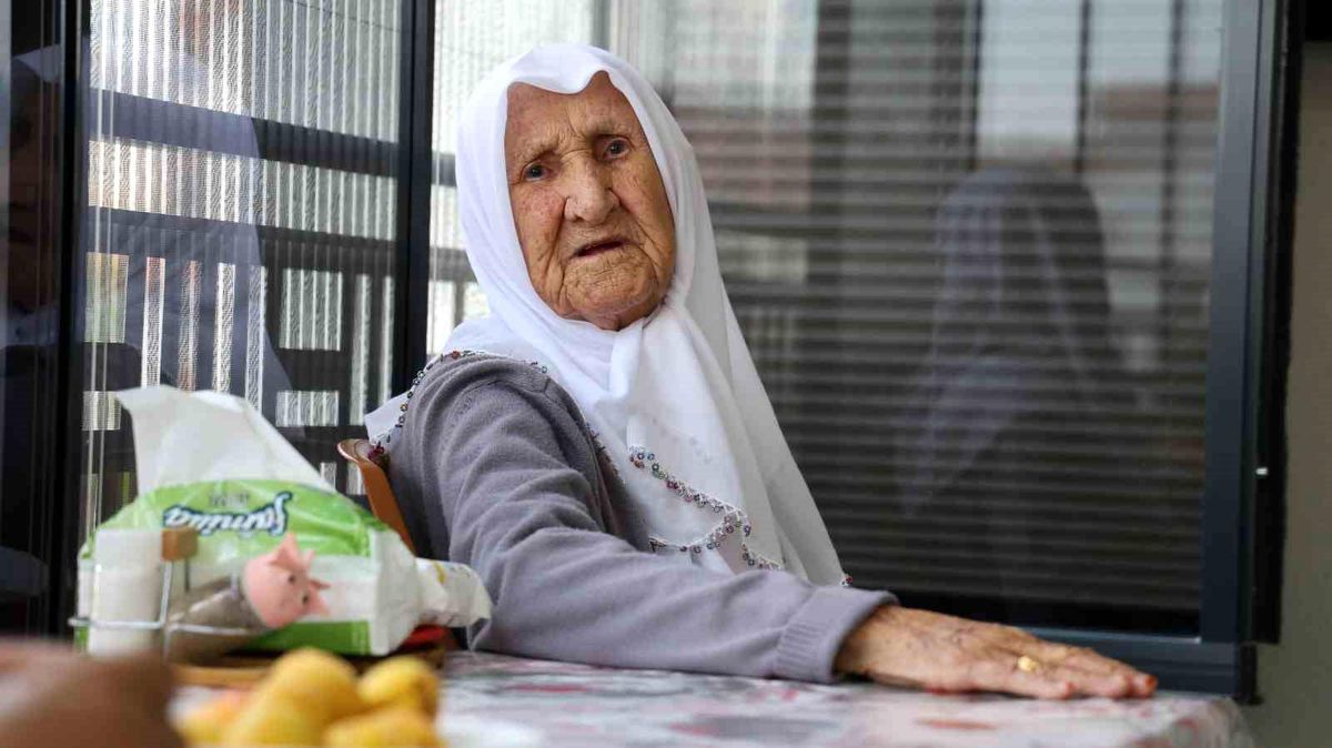 97 yaşındaki Döne Toygar, 15 Temmuz hain darbe girişimini unutamadığını ve birlik için dua ettiğini belirtti.