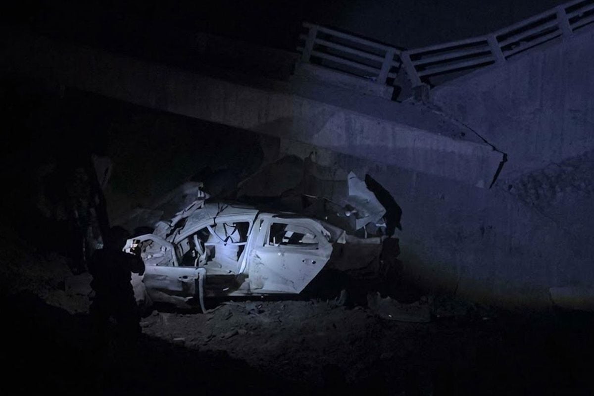ABD ordusu tarafından vurulan İran'daki bir havalimanı ve köprü görüntüsü