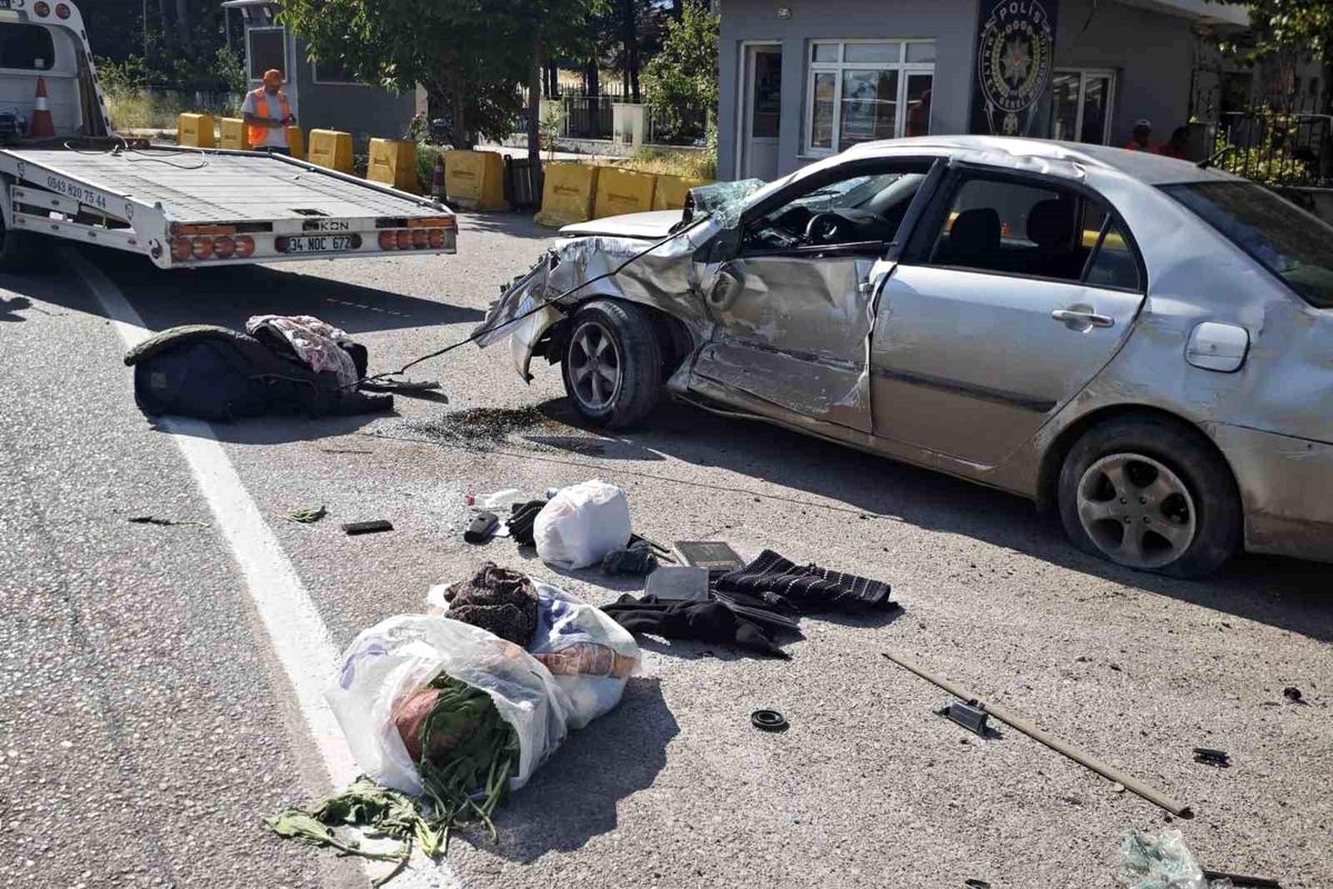 Merzifon'da kamyonla çarpışan otomobilin takla attığı kaza yeri.