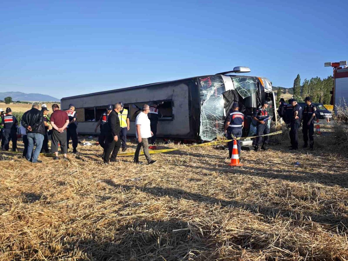 Amasya'da yolcu otobüsü devrildi: 2'si ağır 46 yaralı