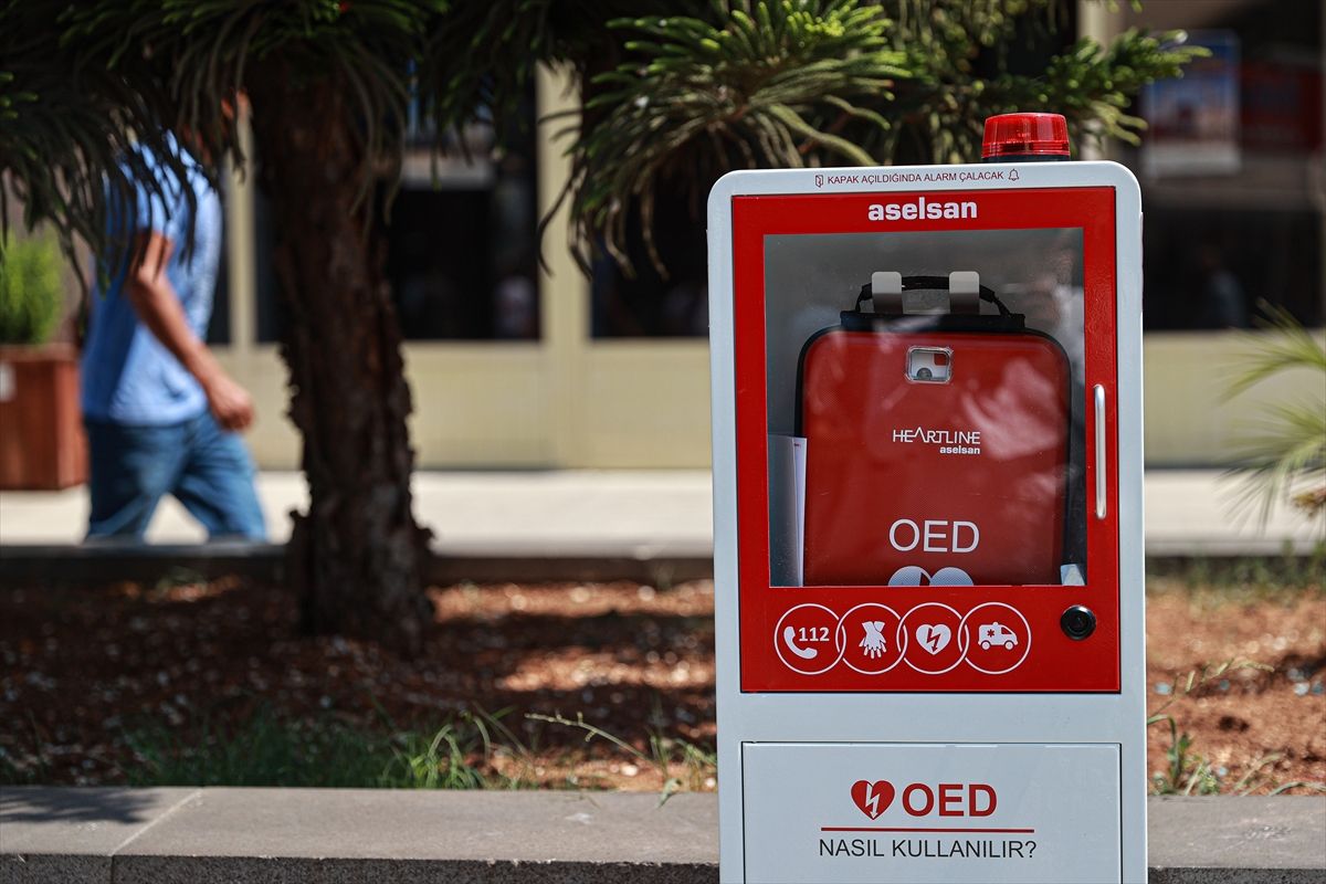 Mersin'de meydanlara Otomatik Eksternal Defibrilatör cihazları yerleştirildi
