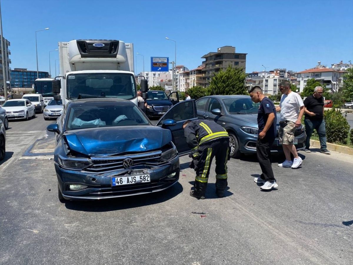 Antalya'da 3 aracın karıştığı kazada 2 kişi yaralandı