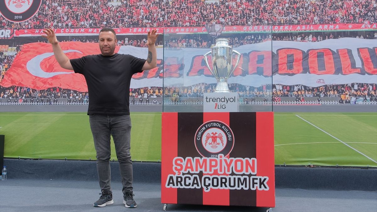 Arca Çorum FK'nin şampiyonluk kupası sergilenmeye başladı