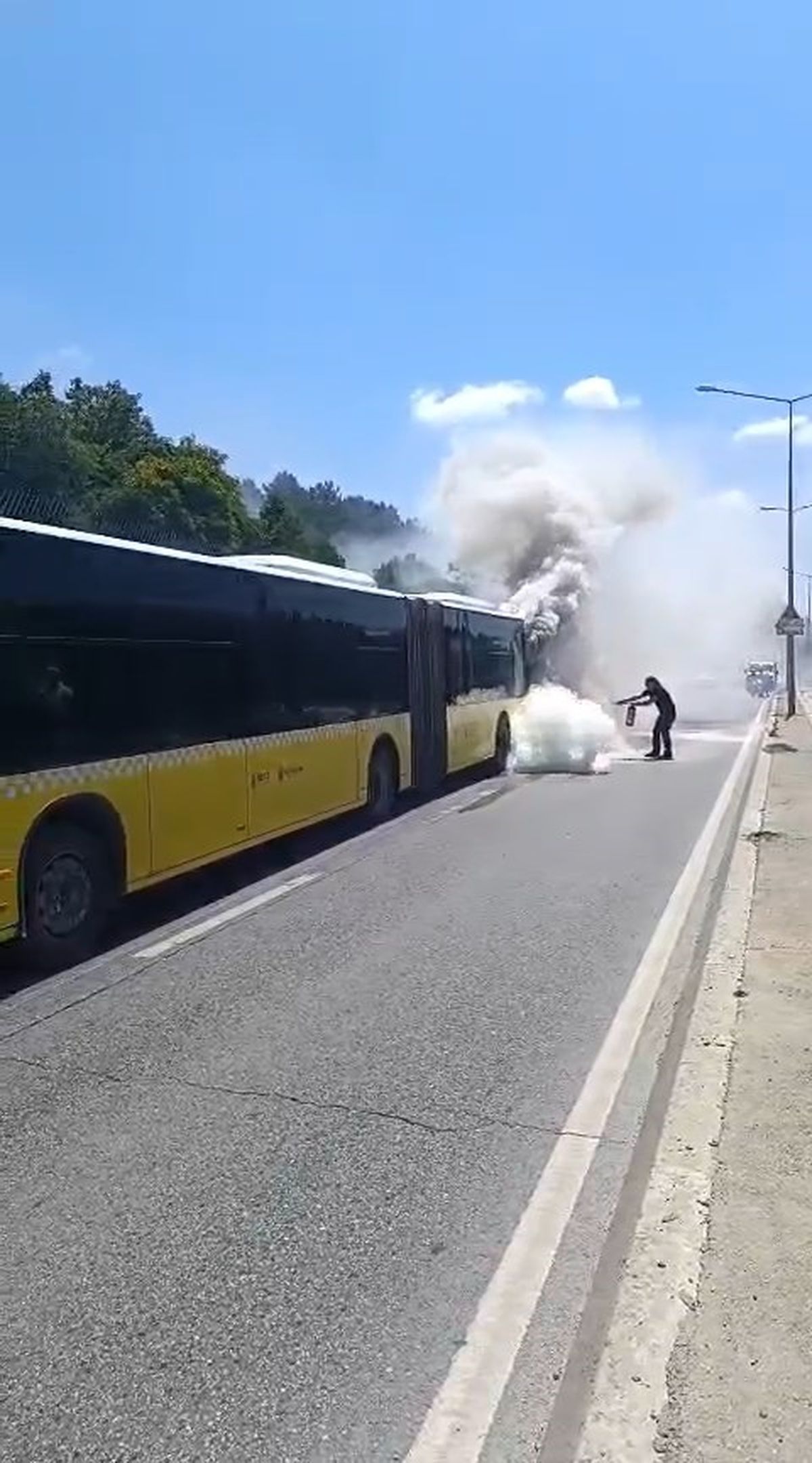 Ataşehir'de seyir halindeki İETT otobüsünün motor bölümünde yangın çıktı.