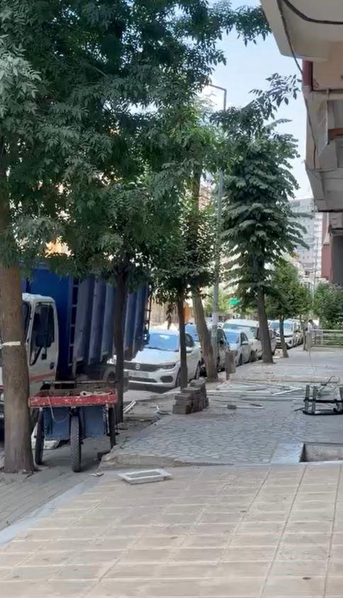 Avcılar'da bir binanın yıkım hazırlığı sırasında kontrolsüzce atılan molozlar ve hurdalar yola dökülüyor.