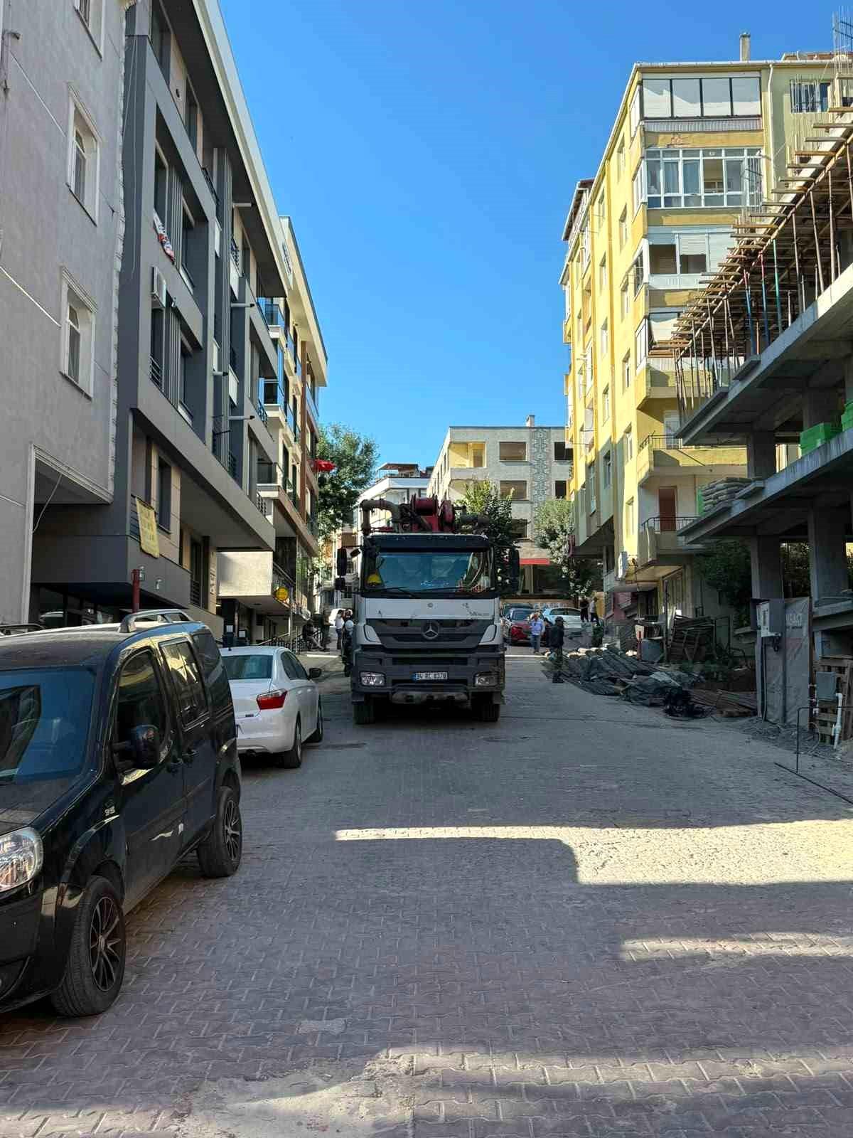 Avcılar'da inşaat çalışması nedeniyle trafiğe kapatılan bir sokak ve çevresindeki binalar.