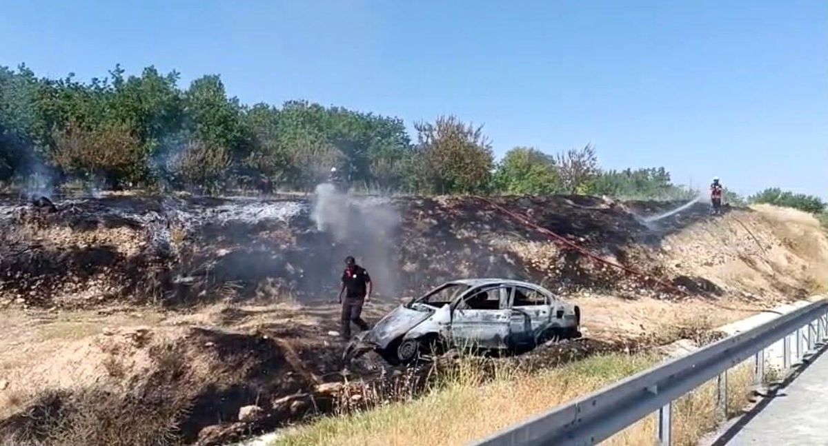 Malatya'da bariyerlere çarpan otomobilin alevler içinde kaldığı kaza yerinden genel görünüm.