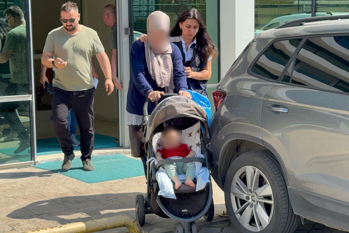 Bebek arabasında 1 kilo metamfetaminle yakalanan karı-koca tutuklandı