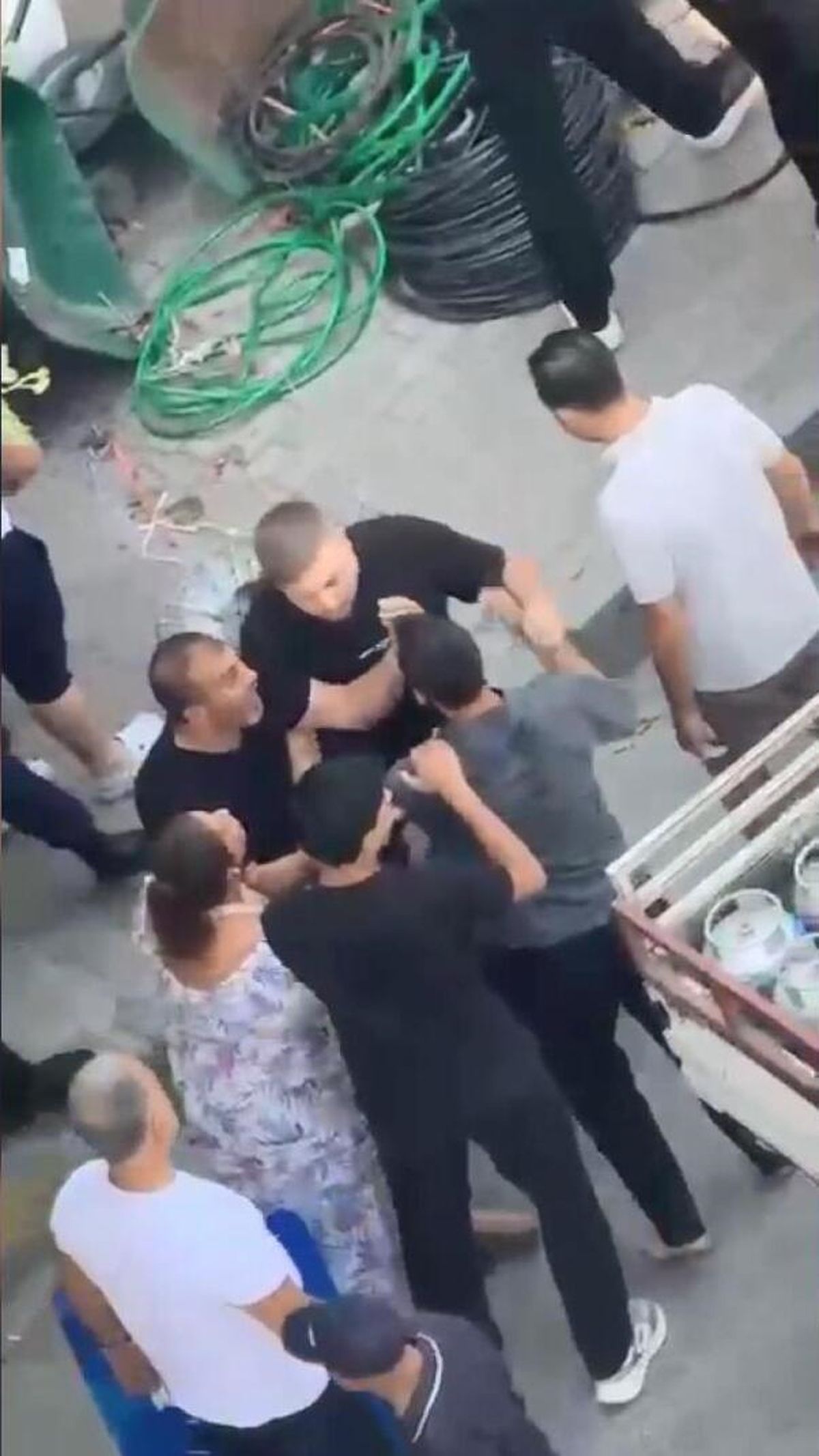 Beylikdüzü'nde esnafla mahalleli arasında 'park etme' kavgası; küfür edip yumruklarla saldırdılar