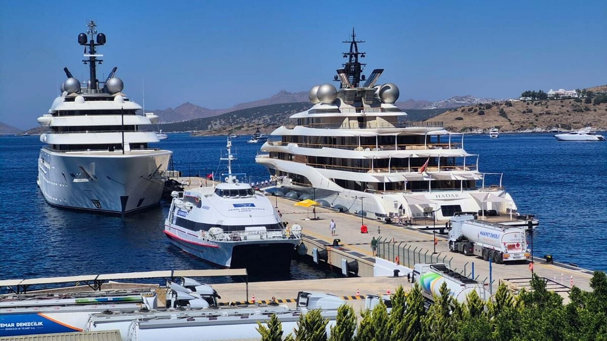 Bodrum açıklarında demirlemiş 'Hadar' ve 'Blue' isimli süper yatlar