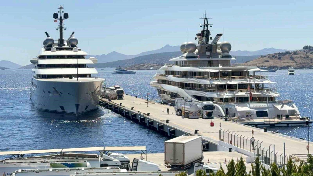 Bodrum'da süper yatlara 21 tankerle 600 bin litre yakıt ikmali