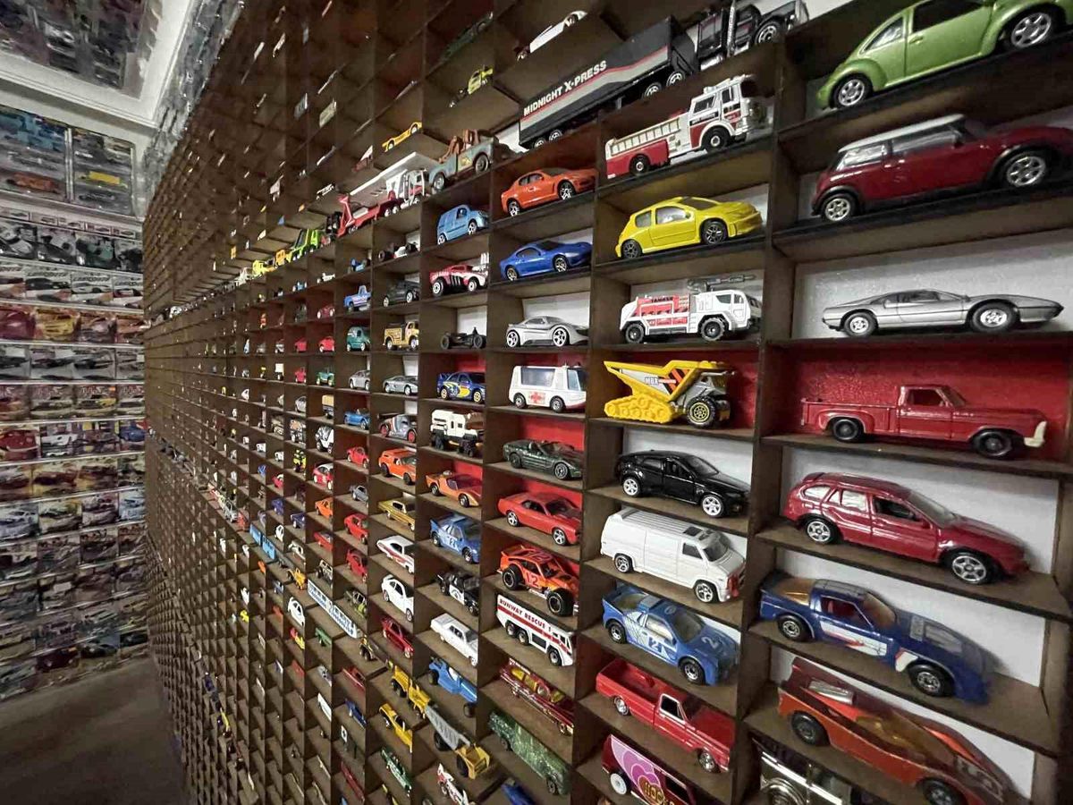 Böylesi görülmedi, evinde 15 bin maket otomobiliyle yaşıyor