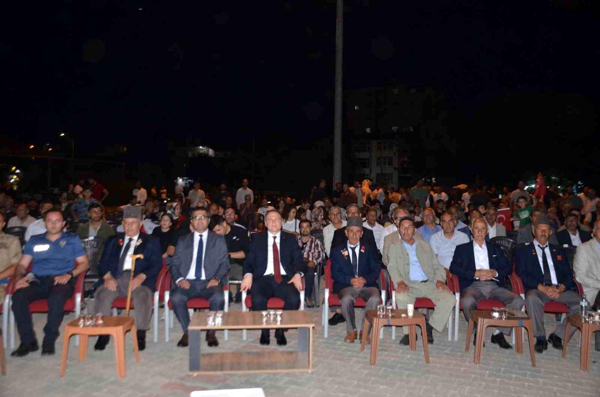 Bulanık'ta 15 Temmuz anma programı kapsamında şehitlik ziyareti yapılıyor.